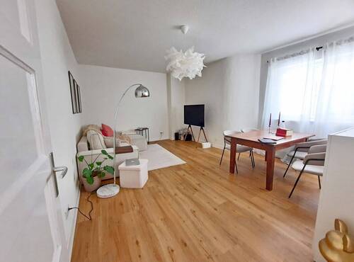 Wohnzimmer - Bezugsfrei und top-gepflegt! Attraktive 2-Zimmer-Wohnung im beliebten Komponistenviertel