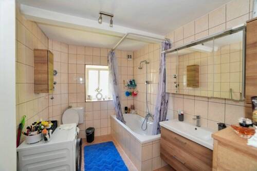 Badezimmer - 4 Zimmer Etagenwohnung zum Kaufen in Schwabach