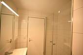 Geräumige Dusche - 