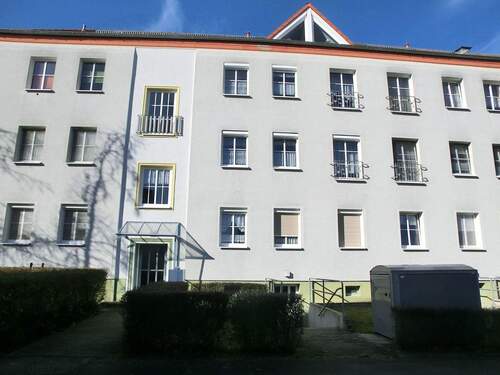 2 Hofseite mit Haus-u. Kellereingang.JPG - Ruhig an Stadtrand - 77.000,00&nbsp;EUR Kaufpreis, ca.&nbsp; 66,00&nbsp;m&sup2;&nbsp;Wohnfl&auml;che