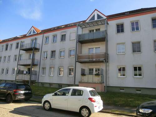 3 Straßenseite.JPG - 3 Zimmer Etagenwohnung zum Kaufen in Hoyerswerda