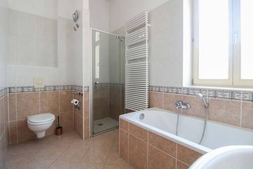 Bad mit Badewanne und Dusche - 