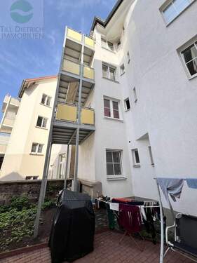 Schöne Balkonanlage an der Hausrückseite - 