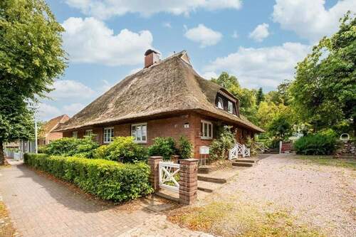 Hausansicht von der Straße - Reetdachkate mit romantischem Garten - fußläufig zur Waldorfschule und zum Mühlenteich