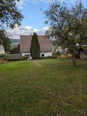 Hausrückseite mit Garten - 