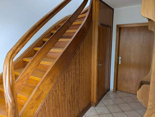 Diele mit Treppe zum OG - 