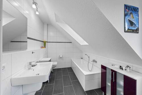 Badezimmer - Blick Richtung Badewanne - 