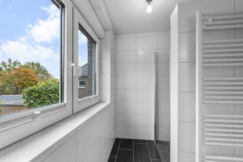 Badezimmer - Blick Richtung bodengleiche Dusche - 