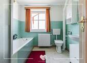 Bad mit Badewanne und Dusche - 2 Zimmer Etagenwohnung zur Miete in Prittriching