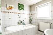 Bad mit Wanne (OG) - 