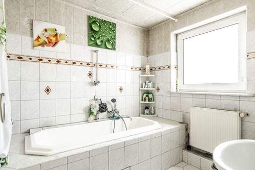 Bad mit Wanne (OG) - 