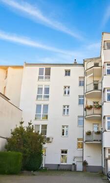 Hausansicht.jpg - *ERSTBEZUG NACH SANIERUNG * SCHICKE 3-RAUM-WOHNUNG MIT BALKON, EINBAUKÜCHE UND STELLPLATZ