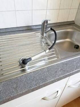 WE-22-Edelstahlspüle-mit-Spültischarmatur-und-Brau - 