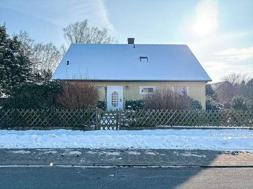 Außenansicht Vorderseite - Traumhaftes Einfamilienhaus in der Wedemark mit Garten auf Erbpacht