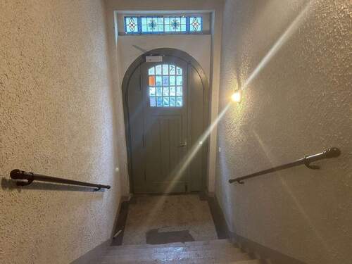 Hauseingangstür - Etagenwohnung mit 90,00 m&sup2; in Halle (Saale) zur Miete