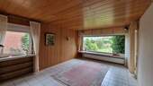 Wohnzimmer mit Panoramascheibe zum Garten - 