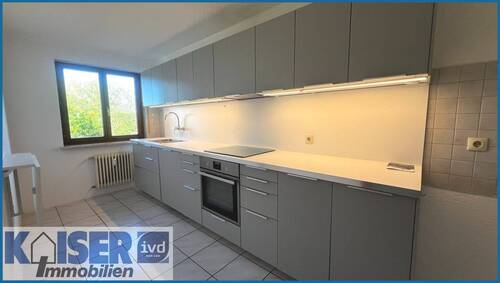 Einbauküche mit Elektrogeräten - Attraktive 3,5-Zimmer-Wohnung mit Südwest-Balkon in Waldshut (Aarberg)