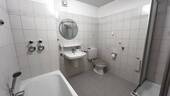 Badezimmer mit Badewanne und Dusche - 