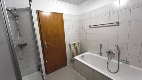 Badezimmer mit Waschmaschinenanschluss - 