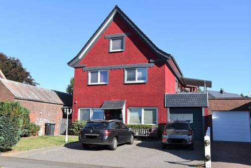 Straßenansicht - Energetisch saniertes Zweifamilienhaus wartet auf neuen Eigentümer - Mehrgenerationenwohnen möglich!