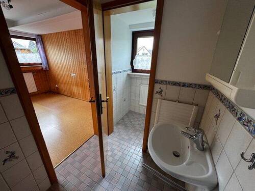 Zimmer mit Waschbecken und WC EG - 