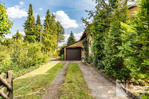 Auffahrt zum Haus - 5 Zimmer Bungalow zum Kaufen in Barendorf