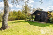 Sonniger Garten mit Gartenhaus - 