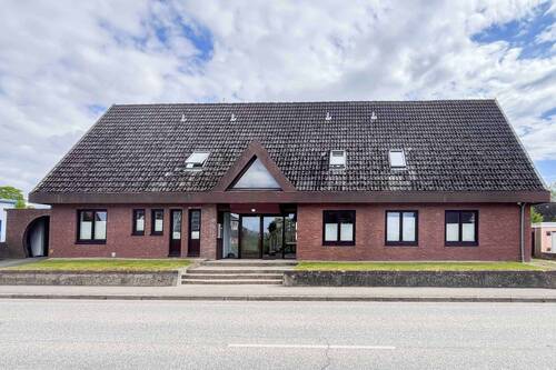 Vorderansicht - 8 Zimmer Mehrfamilienhaus, Wohnhaus zum Kaufen in Barsbek
