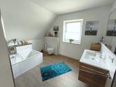 Großes Vollbad mit Wanne ... - 