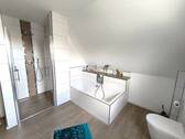 ... und bodengleicher Dusche - 