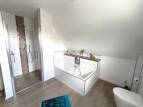 ... und bodengleicher Dusche - 