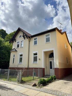 Hausansicht - Großzügige 4-Zimmer-Altbauwohnung mit Kamin, Balkon und Dielenböden in Eberswalde