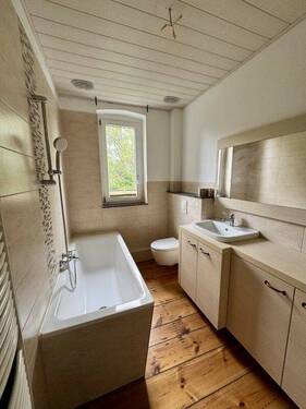 Bad mit Badewanne - 