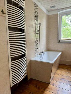 Bad mit Badewanne - 