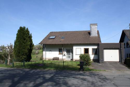Straßenansicht - Großzügiges Zweifamilienhaus mit Garten und Garage in Erndtebrück