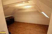 großer Raum im Spitzboden - 