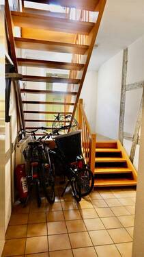 Treppenhaus mit Fahrradstellplatz - 