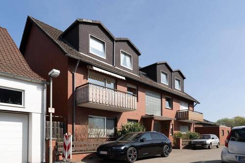 Außenansicht - Mehrfamilienhaus mit 6 Wohneinheiten und 6 Garagen