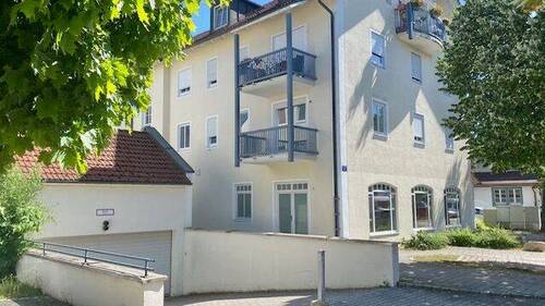 Einfahrt in die Tiefgarage - 4 Kfz-Tiefgaragenstellplätze (Duplex-Parker mit 4 Einheiten), zentral in Garching an der Alz.