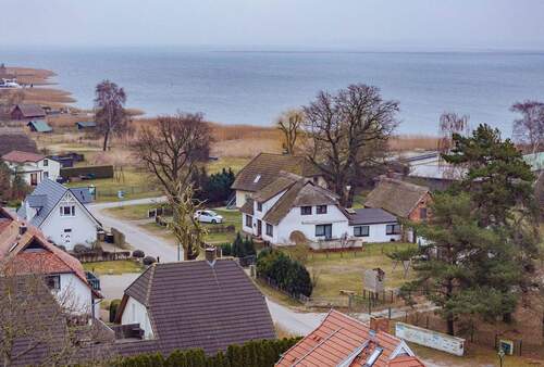 Bild 1 - Ein Haus im Altbestand plus Bauvorbescheid für 2 Einfamilienhäuser mit Grundstück bis zum Bodden