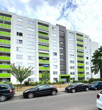Hausansicht - **MODERNISIERTE 2,5 ZIMMER ERDGESCHOSSWOHNUNG MIT BALKON UND NEUEM DUSCHBAD**