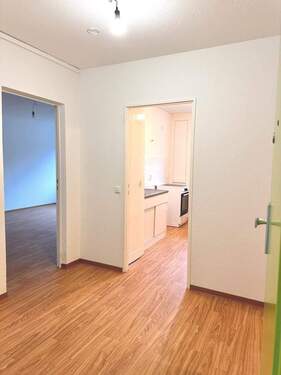 Blick in die Wohnung - 2 Zimmer Etagenwohnung in Berlin