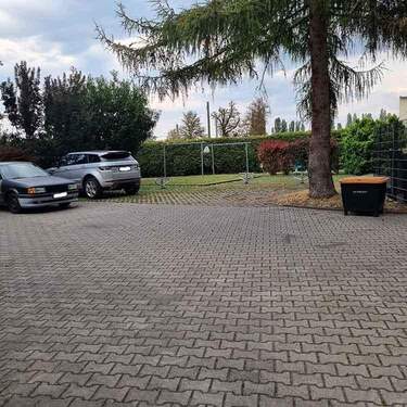 Teilansicht Grundstück, Pkw-Stellplätze - 