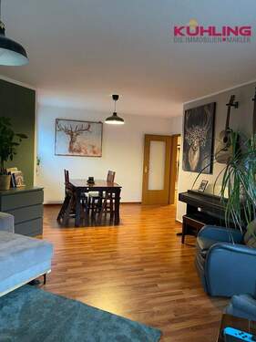 Wohnzimmer - Großzügige 4 Zi.-Wohnung - kurzfr frei - keine Käufercourtage