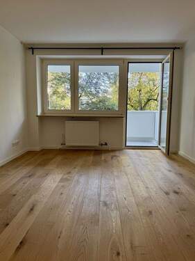 Wohnzimmer - 3 Zimmer Etagenwohnung zum Kaufen in München
