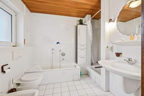 Badezimmer mit Wanne und Dusche - 