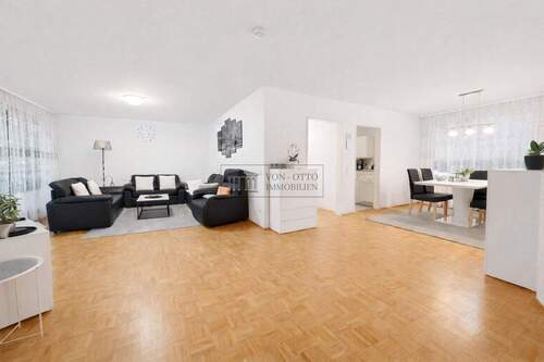 Wohnzimmer - 4 Zimmer Etagenwohnung zum Kaufen in Ahrensburg