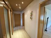 Flur mit Blick zur Wohnungseingangstür - Etagenwohnung mit 60,00 m&sup2; in Dornburg-Camburg zum Kaufen