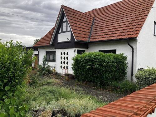 Außenansicht - Familienfreundlich wohnen: EFH mit großer Dachterrasse, Kachelofen und Top-Anbindung in Eitensheim