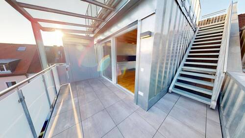 Balkon mit privater Fahrstuhl und Treppe zur Dachterrasse - 